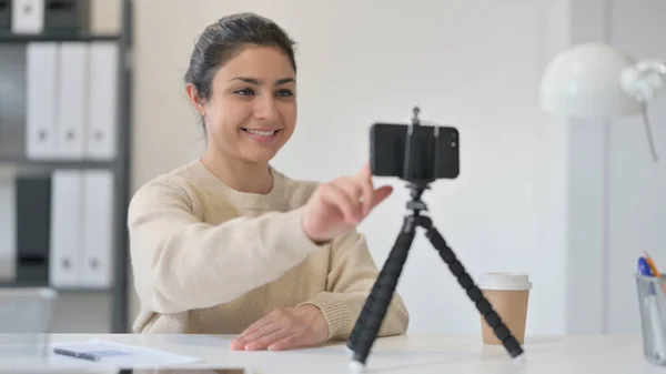 Genç Hintli Kadın Çevrimiçi Video Sohbetine Başlıyor, Bloglama