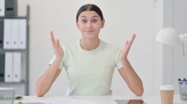 Kameraya Bakan Genç Latin Kadın Reddedildi