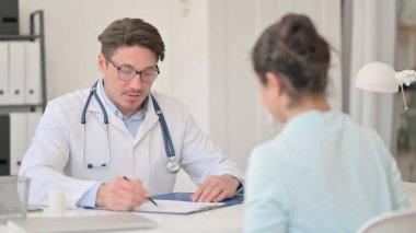 Hasta için Erkek Doktor Yazma Reçetesi