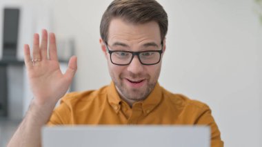 İşte Video Sohbeti Yapan Genç Adam