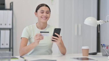 İnternetten Mutlu Genç Latin Kadın Alışverişi