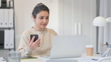 Akıllı telefon kullanan genç Hintli kadın. 