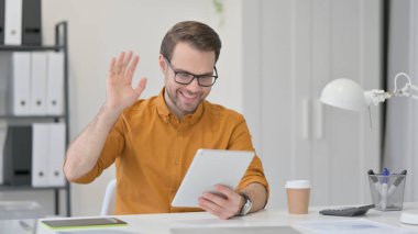 Genç Adam 'ın Tabletteki Video Çağrısı