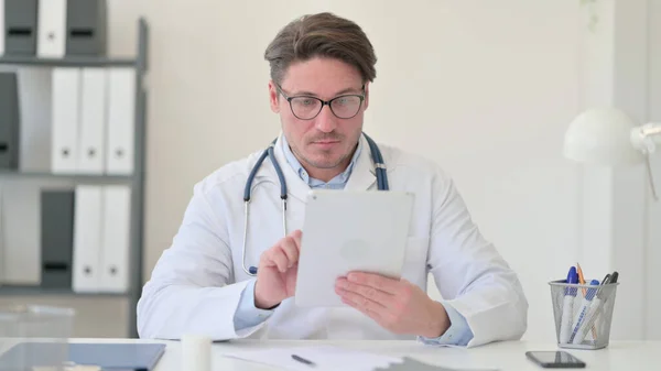 Médico masculino de mediana edad usando tableta digital — Foto de Stock