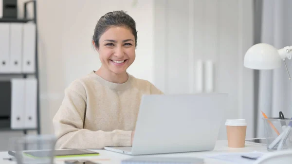 Junge Inderin mit Laptop lächelt in Kamera — Stockfoto