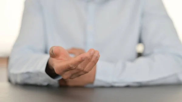 Hand Gesture av afrikansk man ber om pengar, närbild — Stockfoto