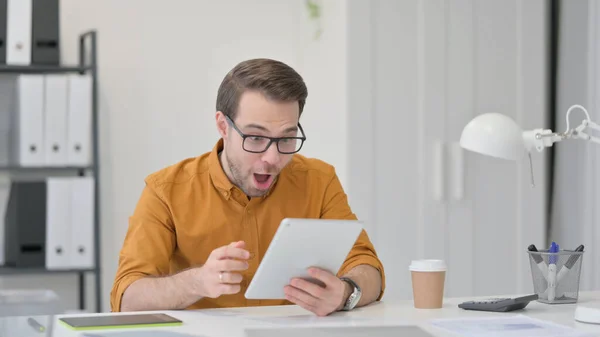 Aufgeregter junger Mann reagiert auf den Erfolg, Wow — Stockfoto