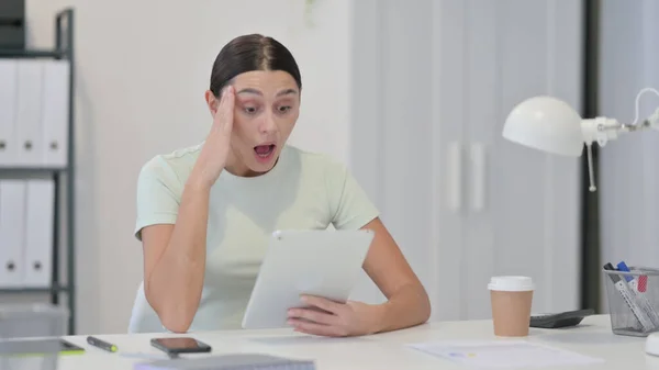 Young Latin Woman Reacting to Loss on tablet — Stock Photo, Image