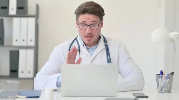 中年男子医生在手提电脑上的视频通话 — 图库照片