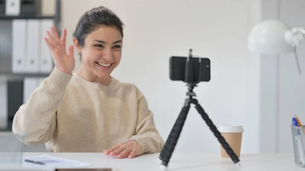 Video Sohbeti İçin El Sallayan Genç Hintli Kadın, Bloglar