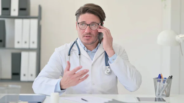 Середнього віку Чоловік Доктор Говорить на смартфоні — стокове фото