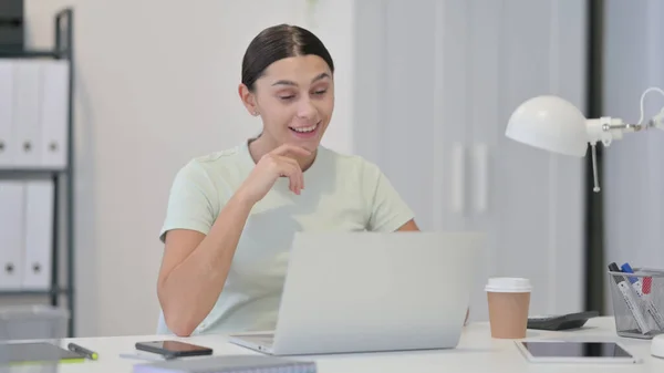 若いラテン語の女性がノートパソコンでビデオチャットで話す — ストック写真