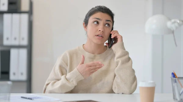 Negoziazione telefonica al lavoro da parte di una donna indiana — Foto Stock