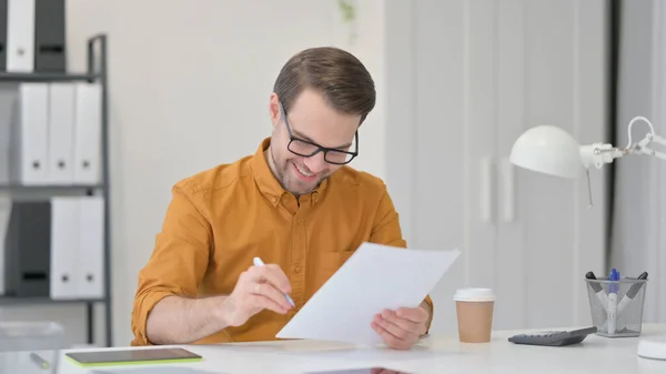 Başarı Kutlaması Belgeleri Olan Genç Adam