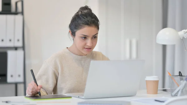 Jovem mulher indiana Desenho em Tablet Gráfico — Fotografia de Stock