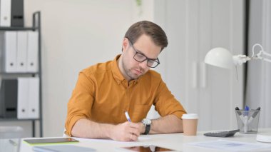 Ofisteki Kağıda Yazan Genç Adam