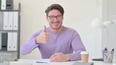 Orta Yaşlı Adam İşaret Gösteriyor 