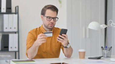 Çevrimiçi Alışveriş Başarı Genç Adam 'dan Smartphone