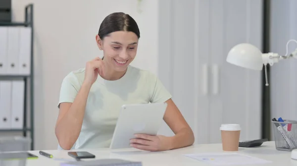 Βίντεο Chat on Tablet από Talking Woman at Work — Φωτογραφία Αρχείου