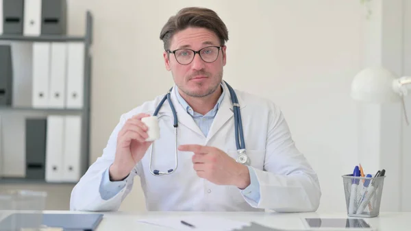 Médico masculino de mediana edad que da la prescripción, medicación — Foto de Stock