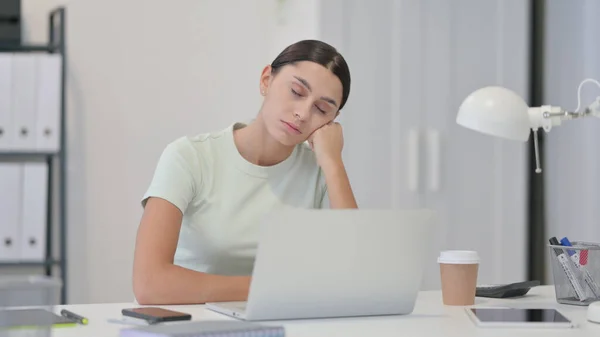 Ofiste Uyuyan Yorgun Latin Kadın 