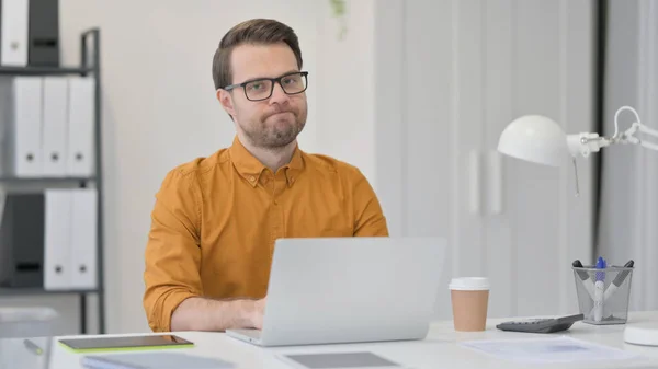 Hombre joven con la cabeza sacudida portátil, No — Foto de Stock