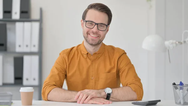 Giovane uomo sorridente alla macchina fotografica — Foto Stock