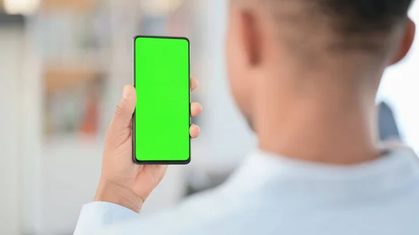 Afrikaner beobachtet Smartphone mit Chroma-Schlüsselbildschirm — Stockfoto