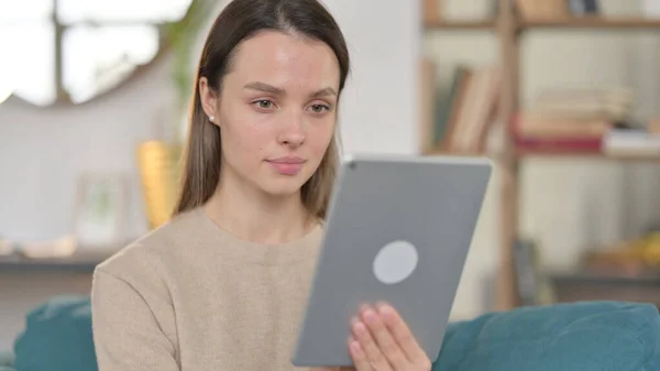 Portrait de jeune femme utilisant la tablette numérique — Photo