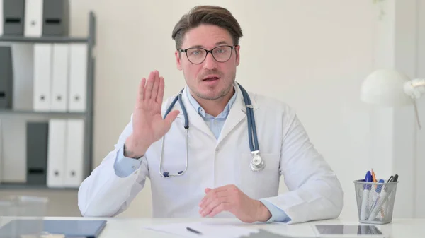 Доктор махає рукою для відеочату — стокове фото