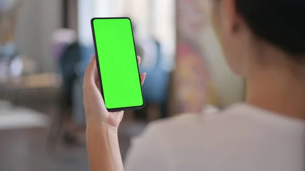 Latin Woman Holding Smartphone with Green Chroma Screen — Stock fotografie