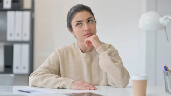 Genç Hintli Kadın Bir Şey Düşünüyor 