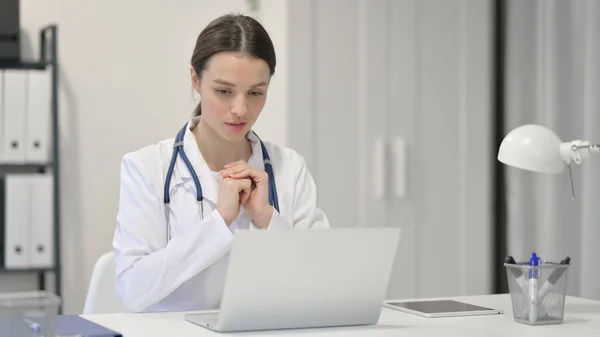 Kobieta lekarz rozmowy na wideo czat na laptopie — Zdjęcie stockowe