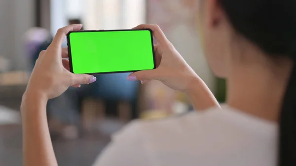 Latin Woman Watching Green chroma Screen of Smartphone — Stock fotografie