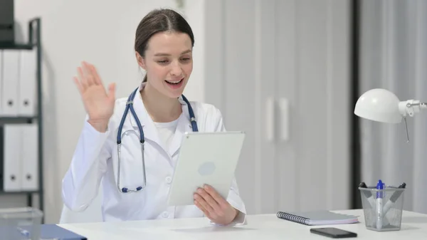 Online video Chat via tablet door vrouwelijke arts — Stockfoto