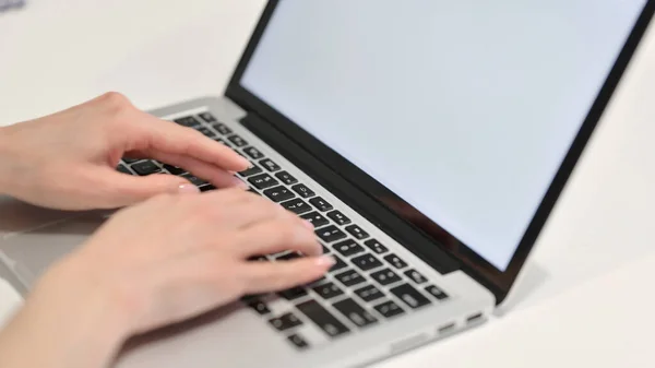 Χέρια της νεαρής γυναίκας πληκτρολογώντας στο φορητό υπολογιστή — Φωτογραφία Αρχείου