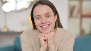 Kameraya Gülümseyen Genç Kadın 'ın yakın çekimi