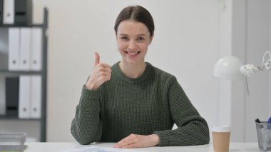 Genç Kadın 'dan Baş Parmakla İmza