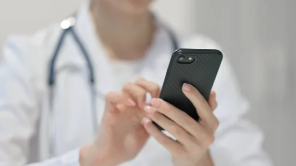 Kvinna läkare med hjälp av Smartphone, Närbild — Stockfoto