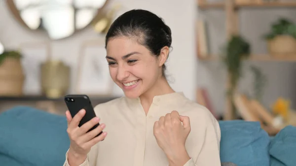Mladá indická žena slaví na Smartphone — Stock fotografie