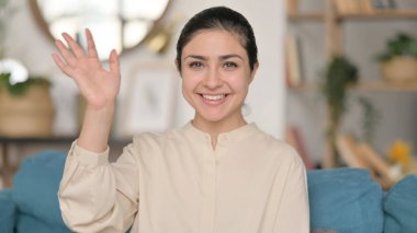 Online Video Portresi. Hintli Kadın Evde Arıyor.