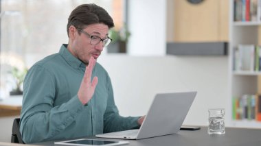 Çevrimiçi Video Sohbeti: Orta Yaşlı Adam