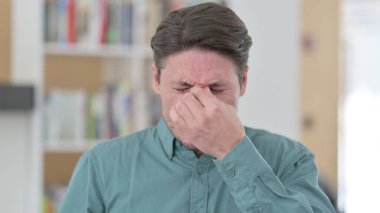 Orta yaşlı adamın baş ağrısı ve göz rahatsızlığı var.