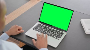 Yeşil Krom Anahtarlı Laptop kullanan Afrikalı Adam