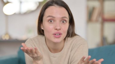 Video Sohbeti İçin Konuşan Genç Kadın Web Kamerası Görünümü