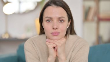 Kameraya bakan genç kadına yaklaş.