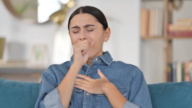 Hasta Latin Kadın Öksürüğü Portresi