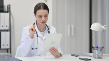 Tabletteki Kadın Doktor Konuşuyor 