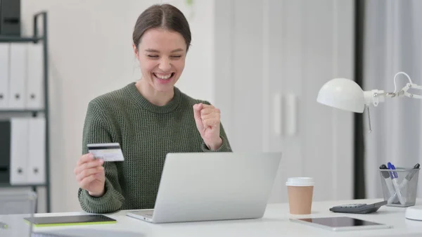 Young Woman Online Payment Success on Laptop — Stock Photo, Image
