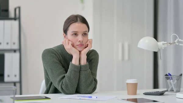 Pensive jovem mulher brainstorming para o trabalho, Pensando — Fotografia de Stock